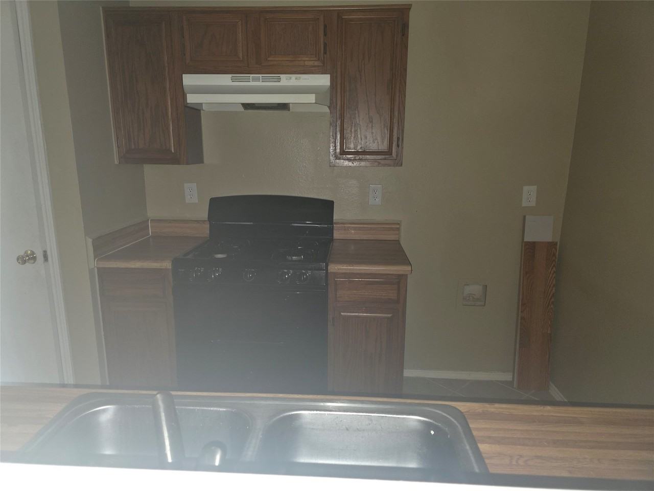 1717 Creekbend Dr - Photo 4 of 10