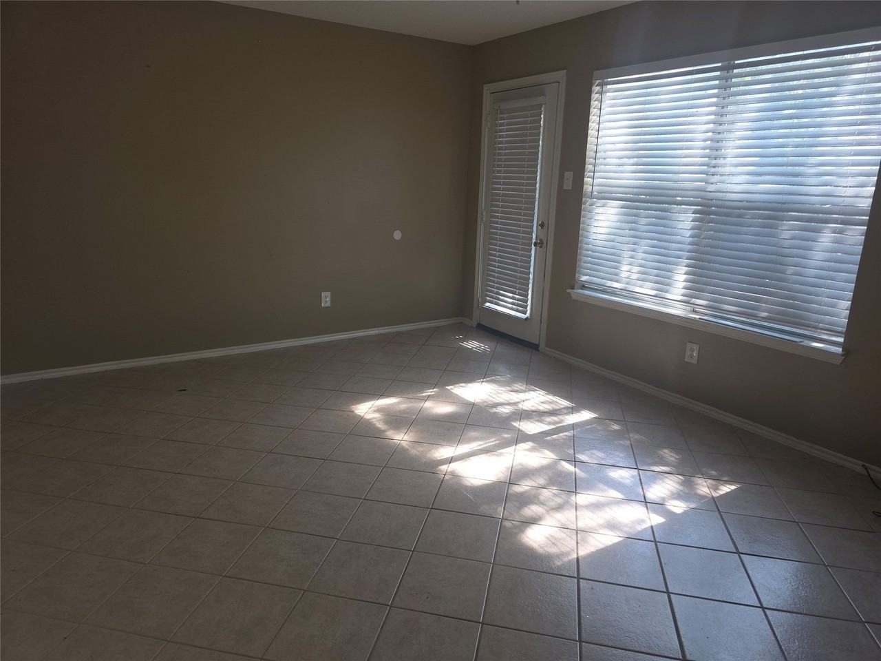 1717 Creekbend Dr - Photo 5 of 10