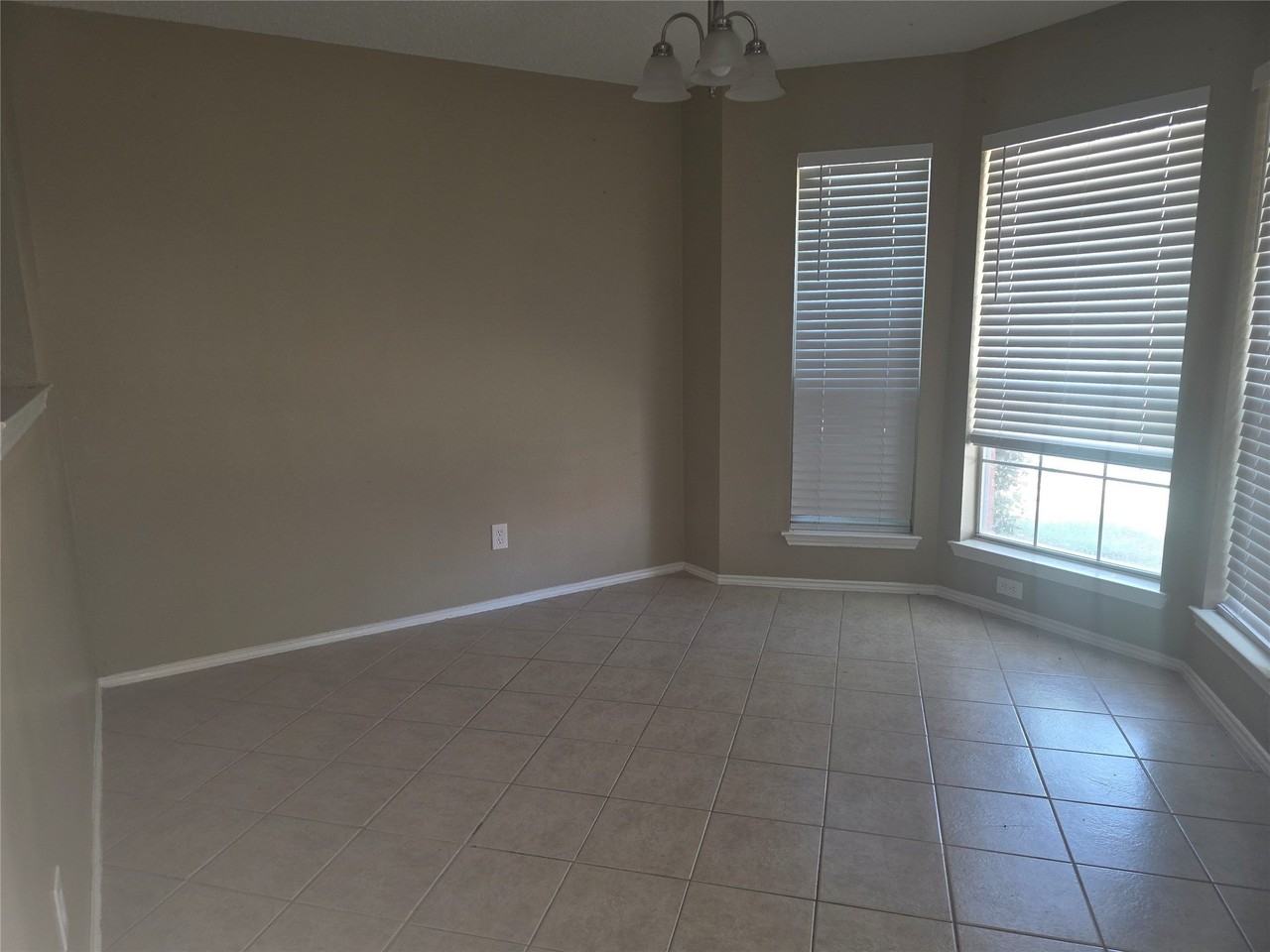 1717 Creekbend Dr - Photo 7 of 10