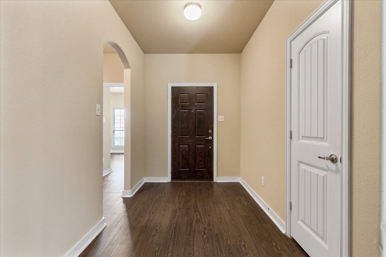 713 Oakmont Dr - Photo 5 of 34