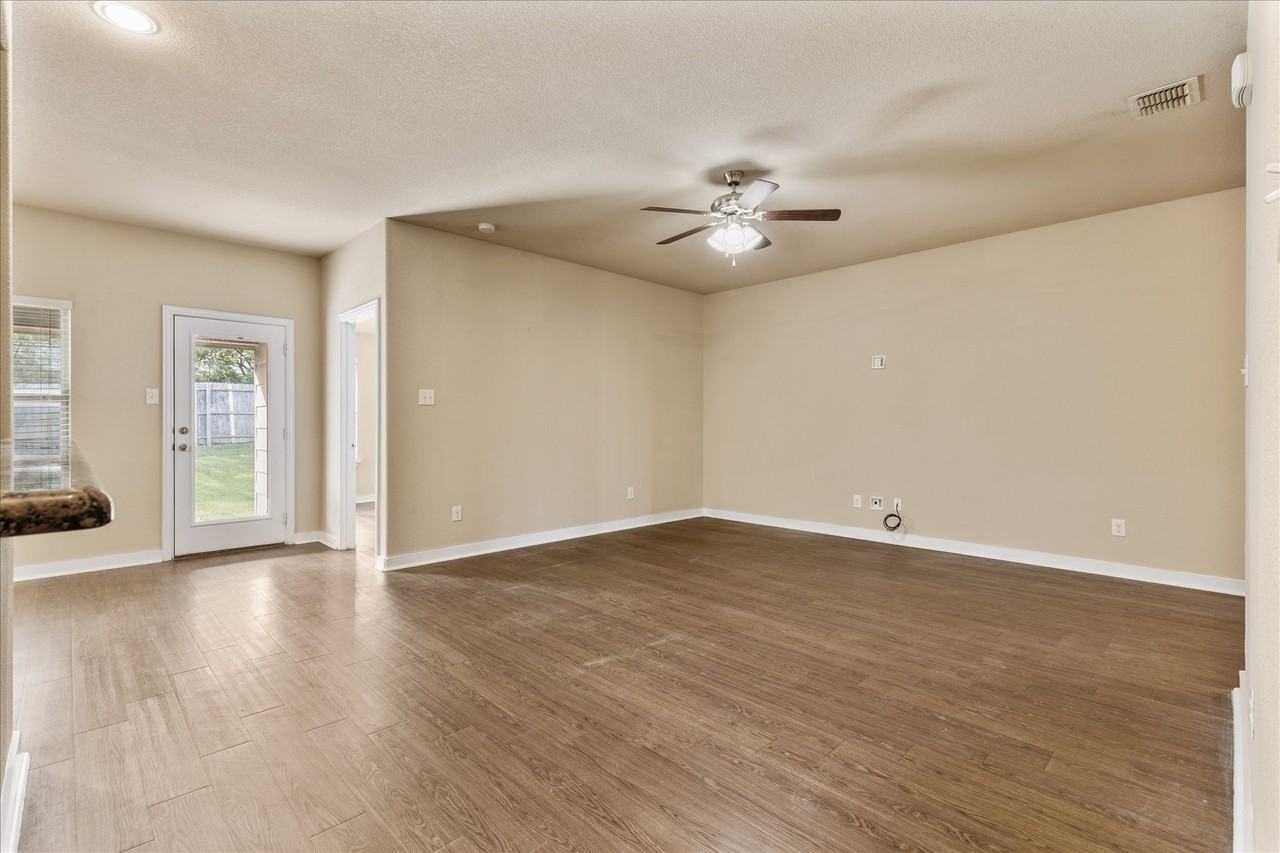 713 Oakmont Dr - Photo 7 of 34