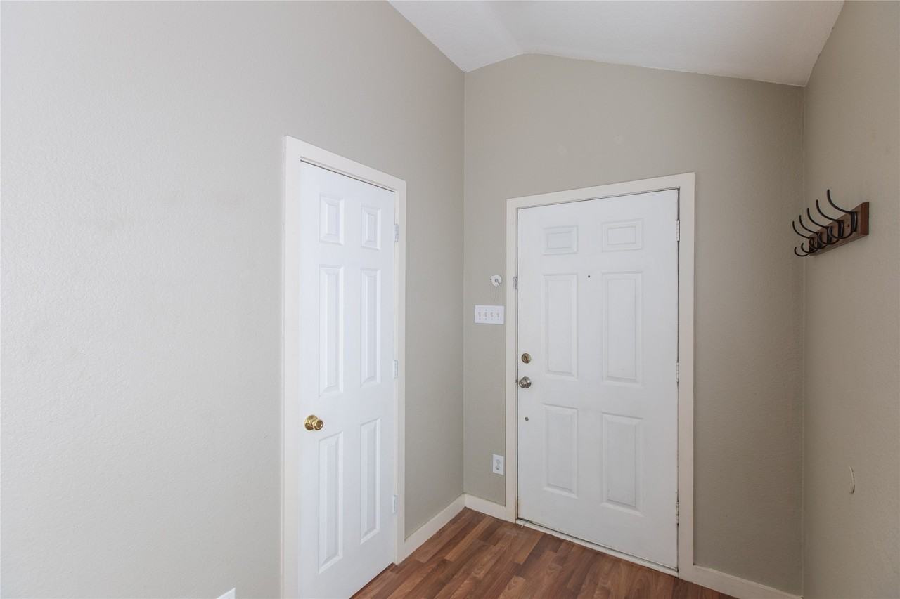 9005 Boone Dr - Photo 4 of 32