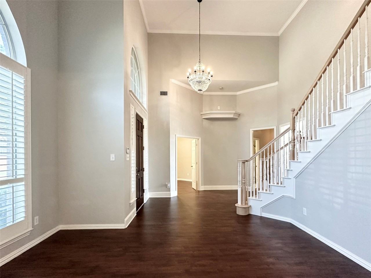 1008 Barrymore Ln - Photo 3 of 34