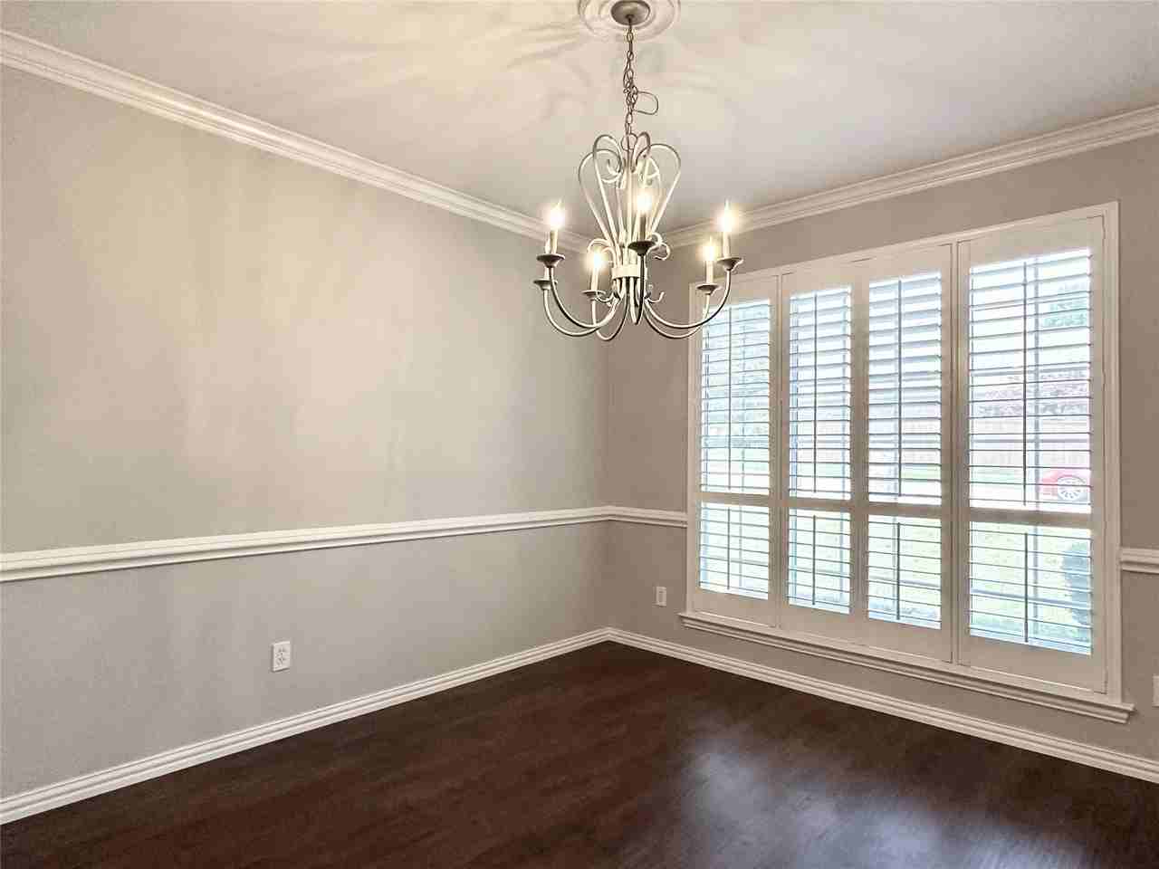 1008 Barrymore Ln - Photo 5 of 34