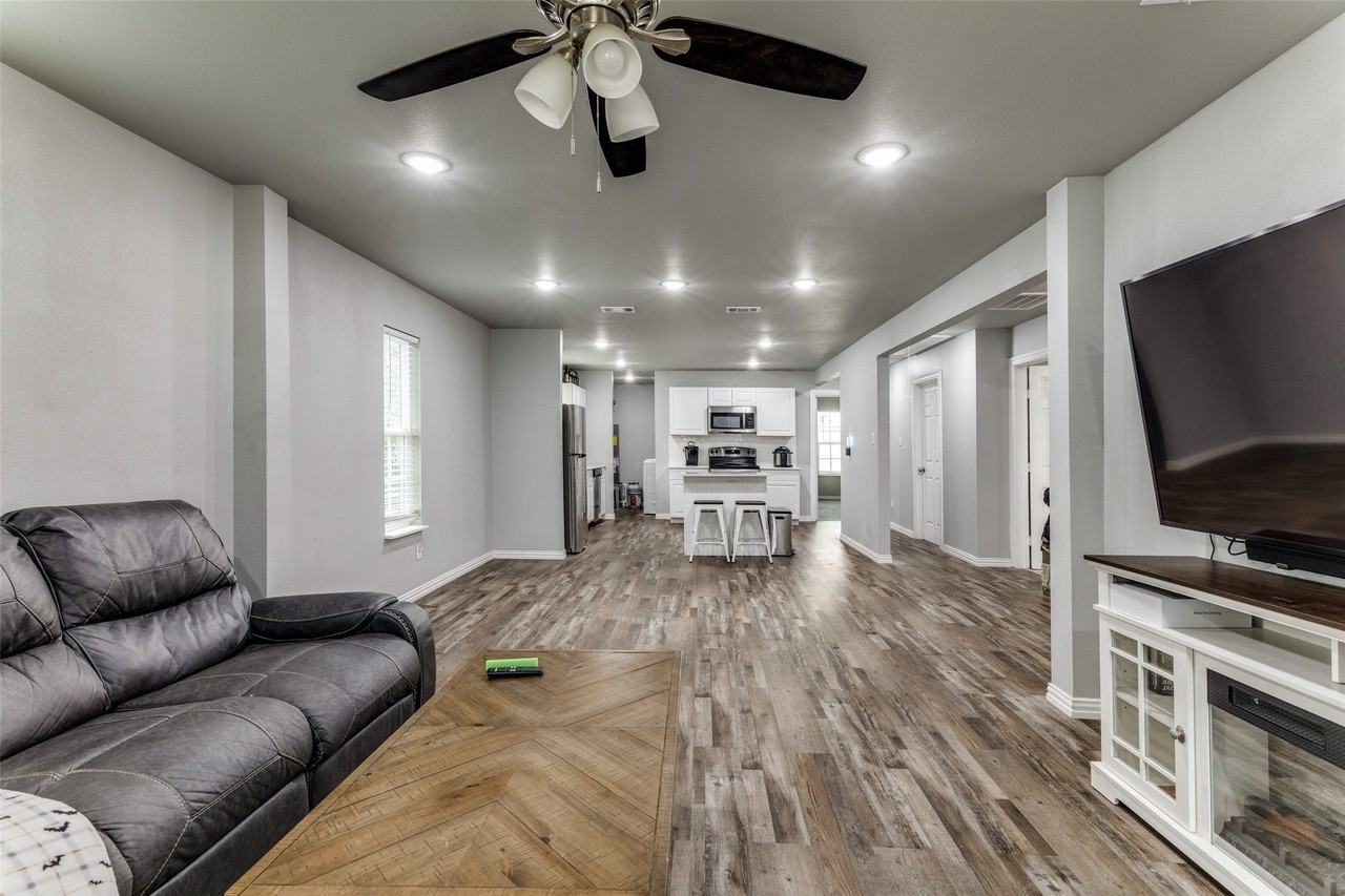 2805 Springdale Rd - Photo 4 of 23