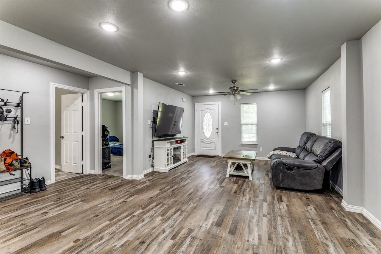 2805 Springdale Rd - Photo 7 of 23