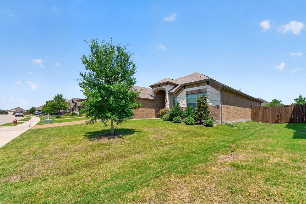 2819 Diamondback Dr - Photo 2 of 35