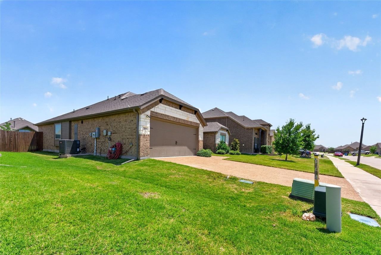 2819 Diamondback Dr - Photo 3 of 35