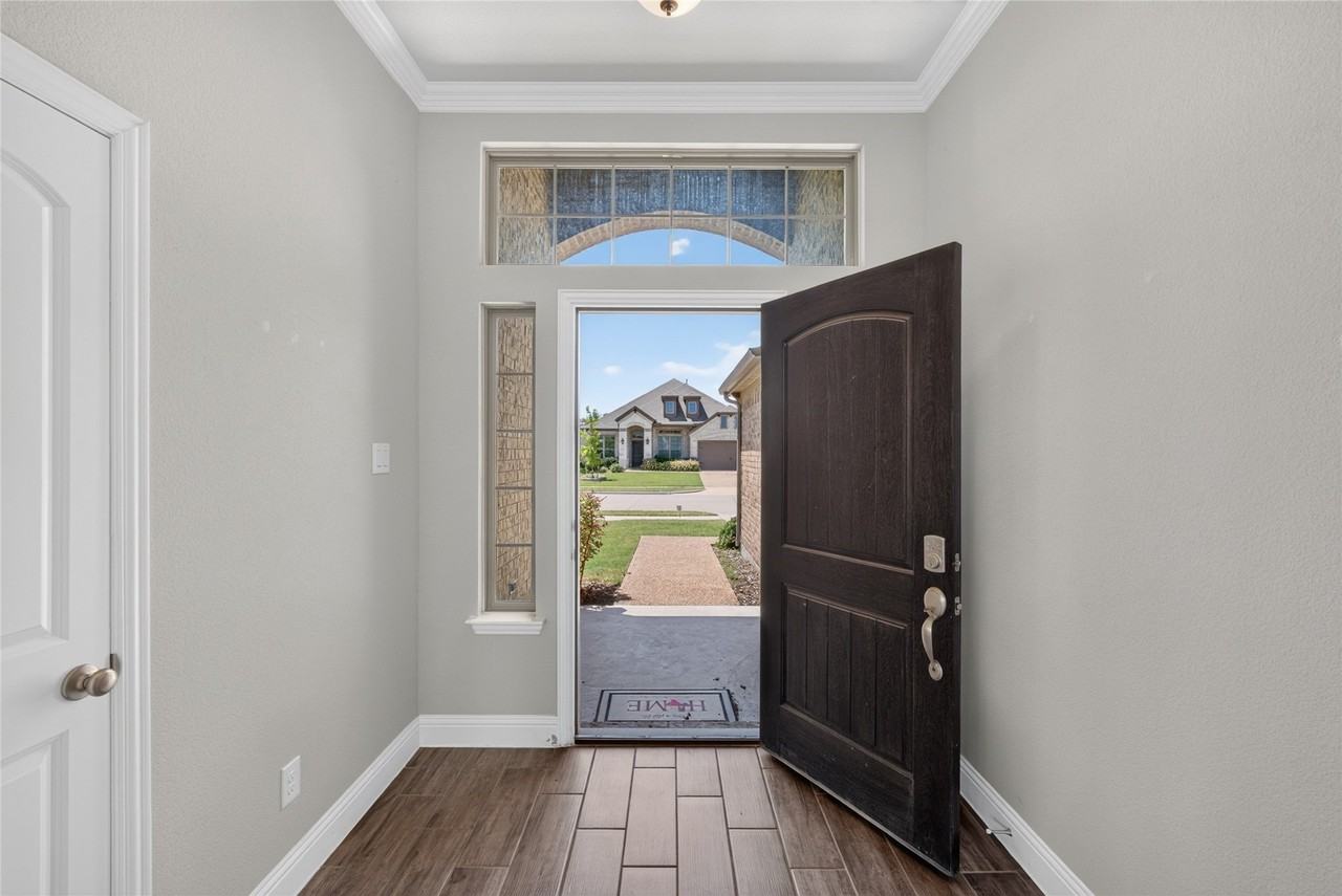 2819 Diamondback Dr - Photo 4 of 35