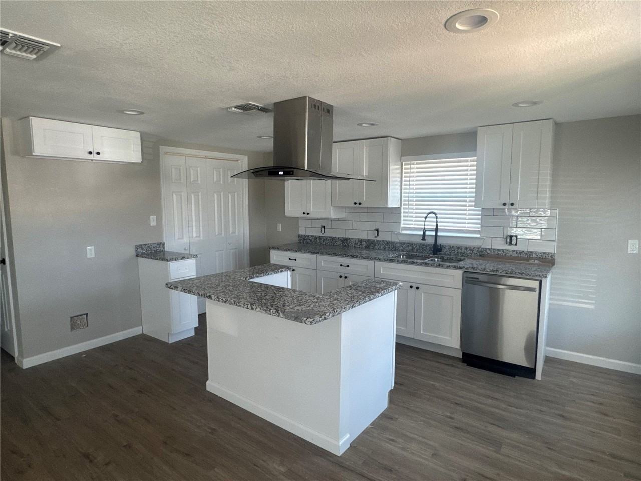 1128 Texas St - Photo 2 of 12