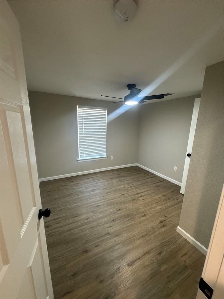 1128 Texas St - Photo 7 of 12