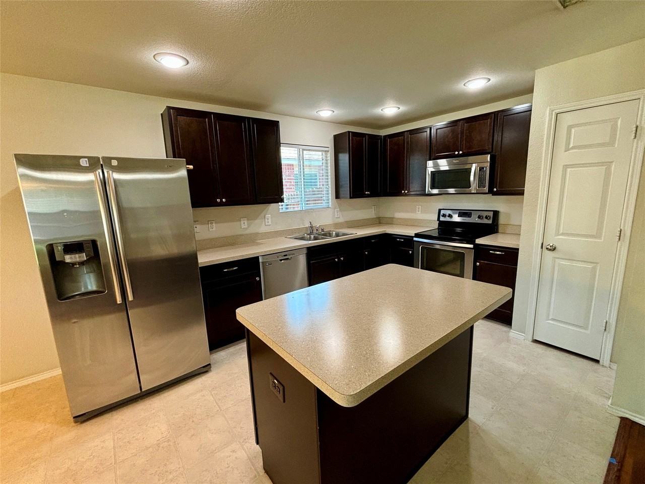 104 Abelia Dr - Photo 3 of 10