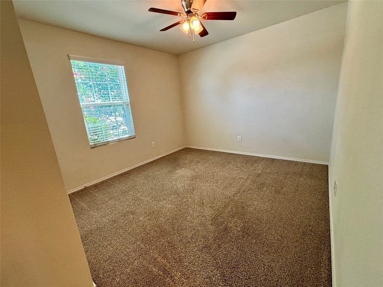 104 Abelia Dr - Photo 4 of 10