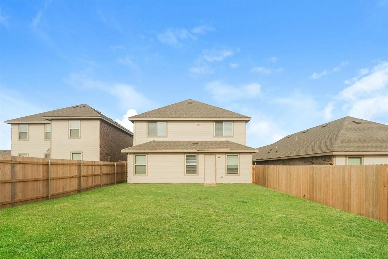 1407 Matthew Dr - Photo 3 of 17