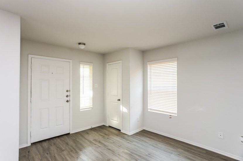 1407 Matthew Dr - Photo 4 of 17