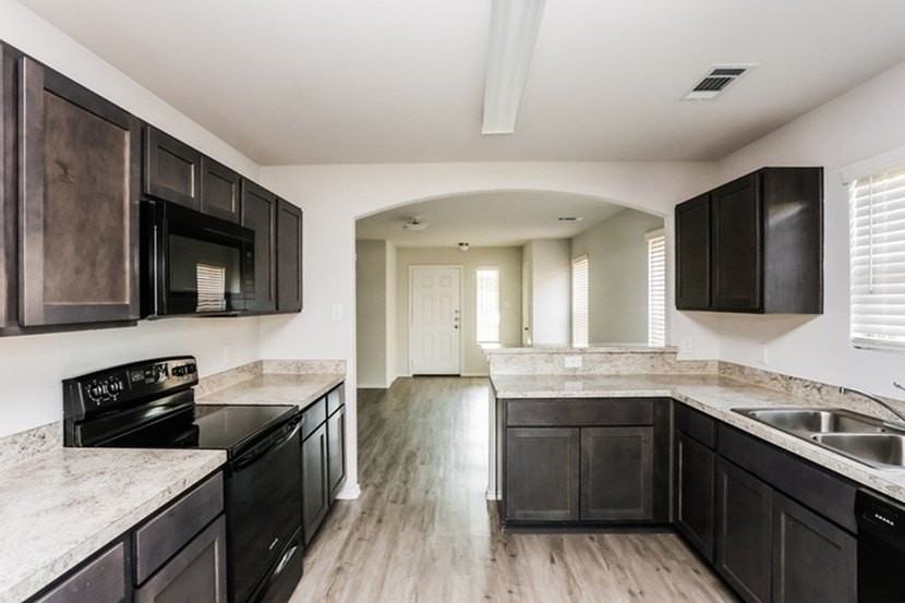 1407 Matthew Dr - Photo 5 of 17