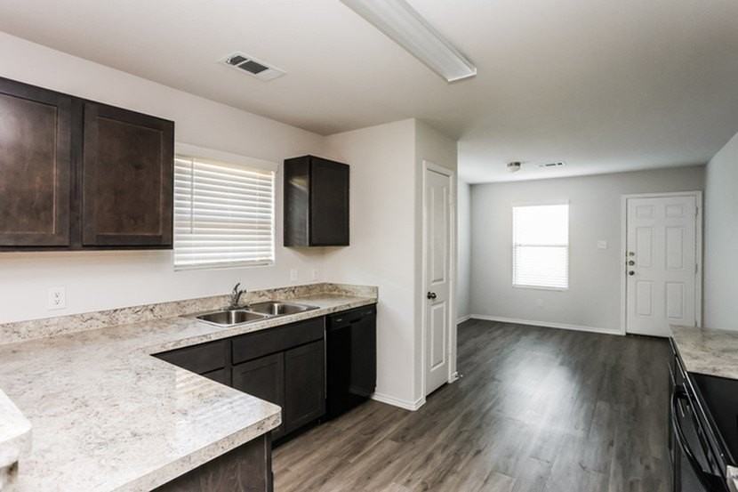 1407 Matthew Dr - Photo 6 of 17
