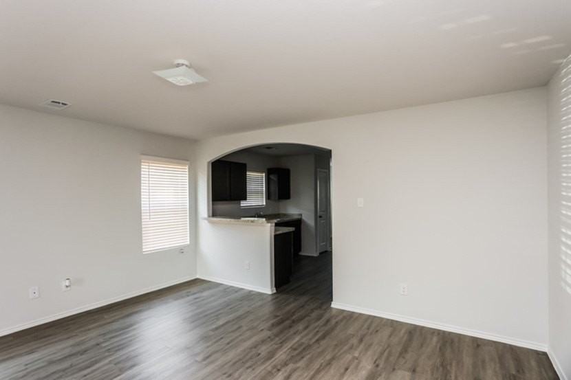 1407 Matthew Dr - Photo 7 of 17