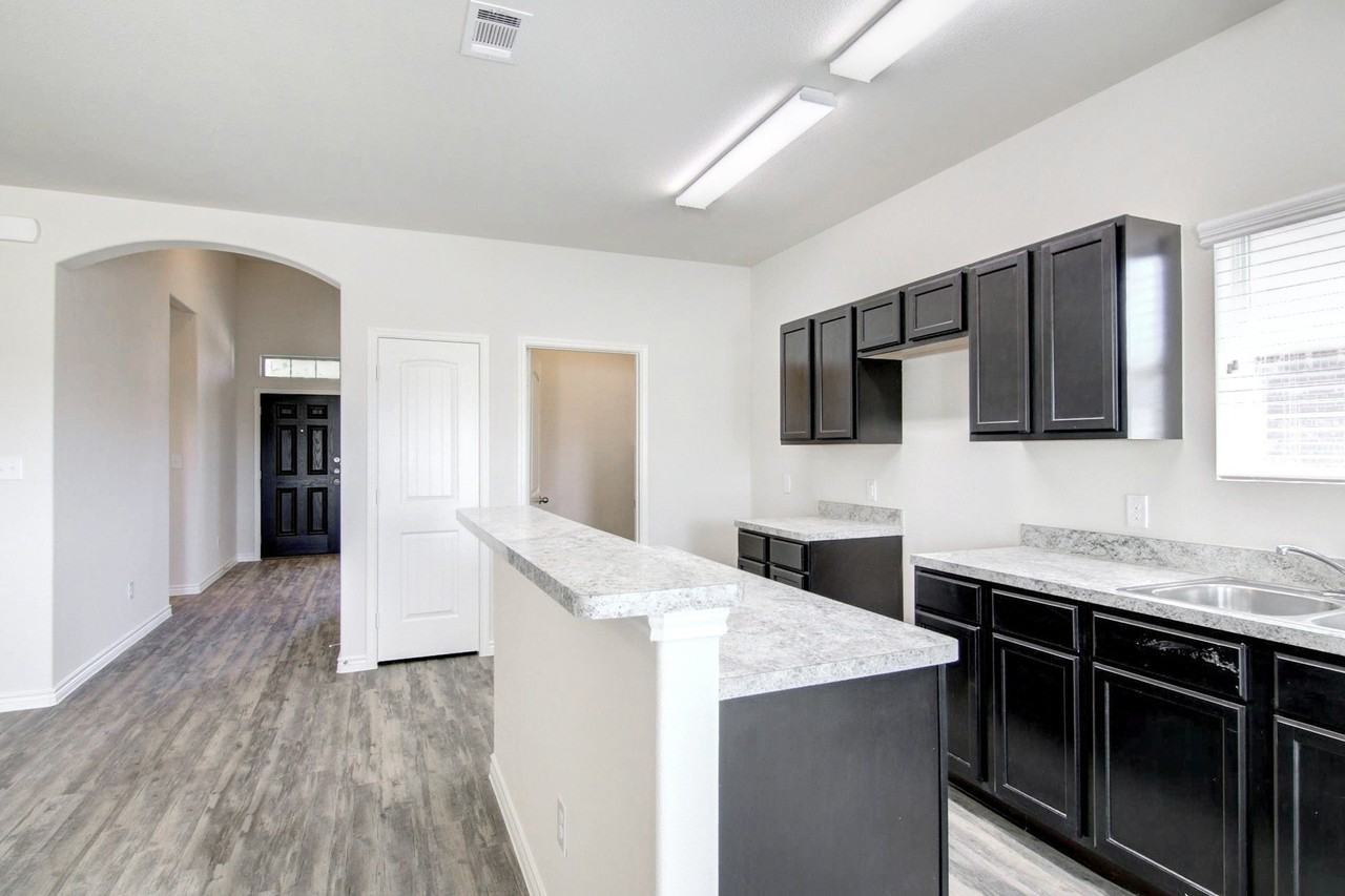 2038 Dyer St - Photo 4 of 17