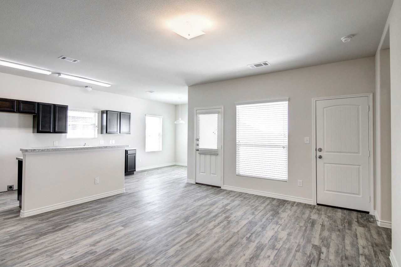 2038 Dyer St - Photo 5 of 17