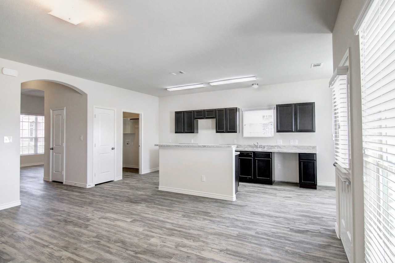 2038 Dyer St - Photo 6 of 17