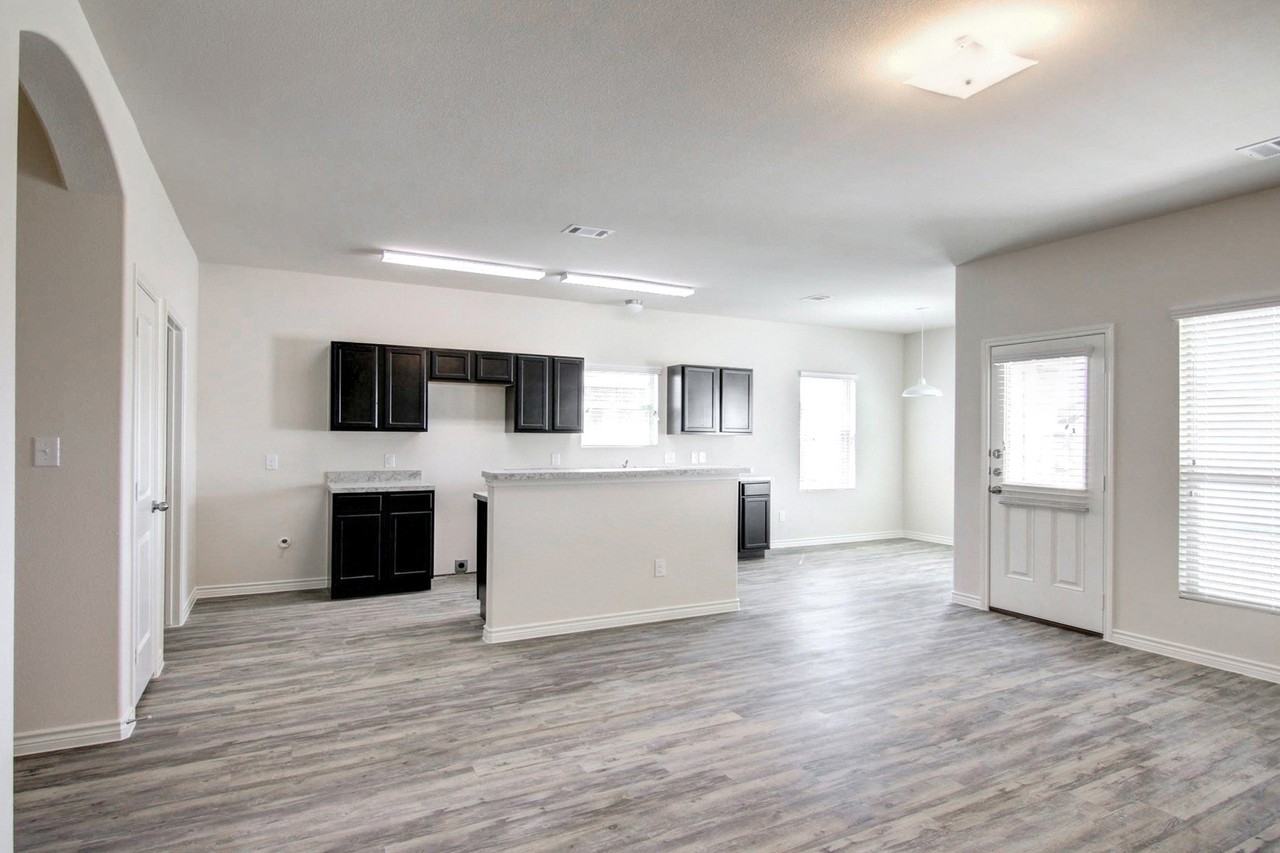 2038 Dyer St - Photo 7 of 17