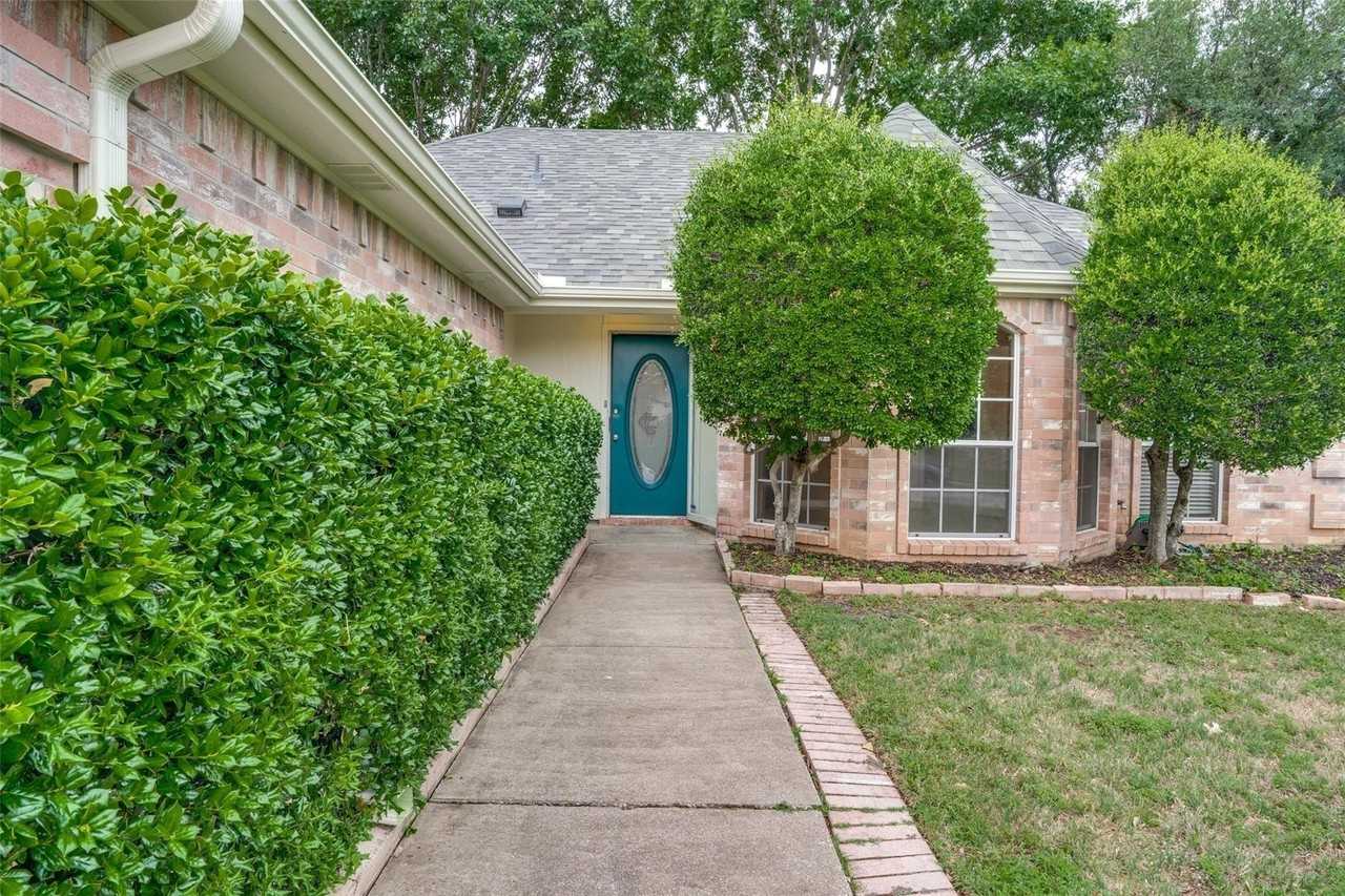 349 College St S - Photo 2 of 22