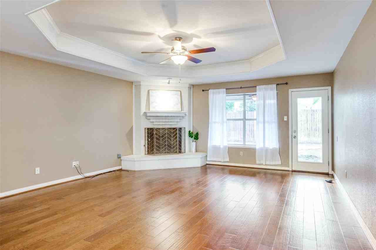 349 College St S - Photo 3 of 22