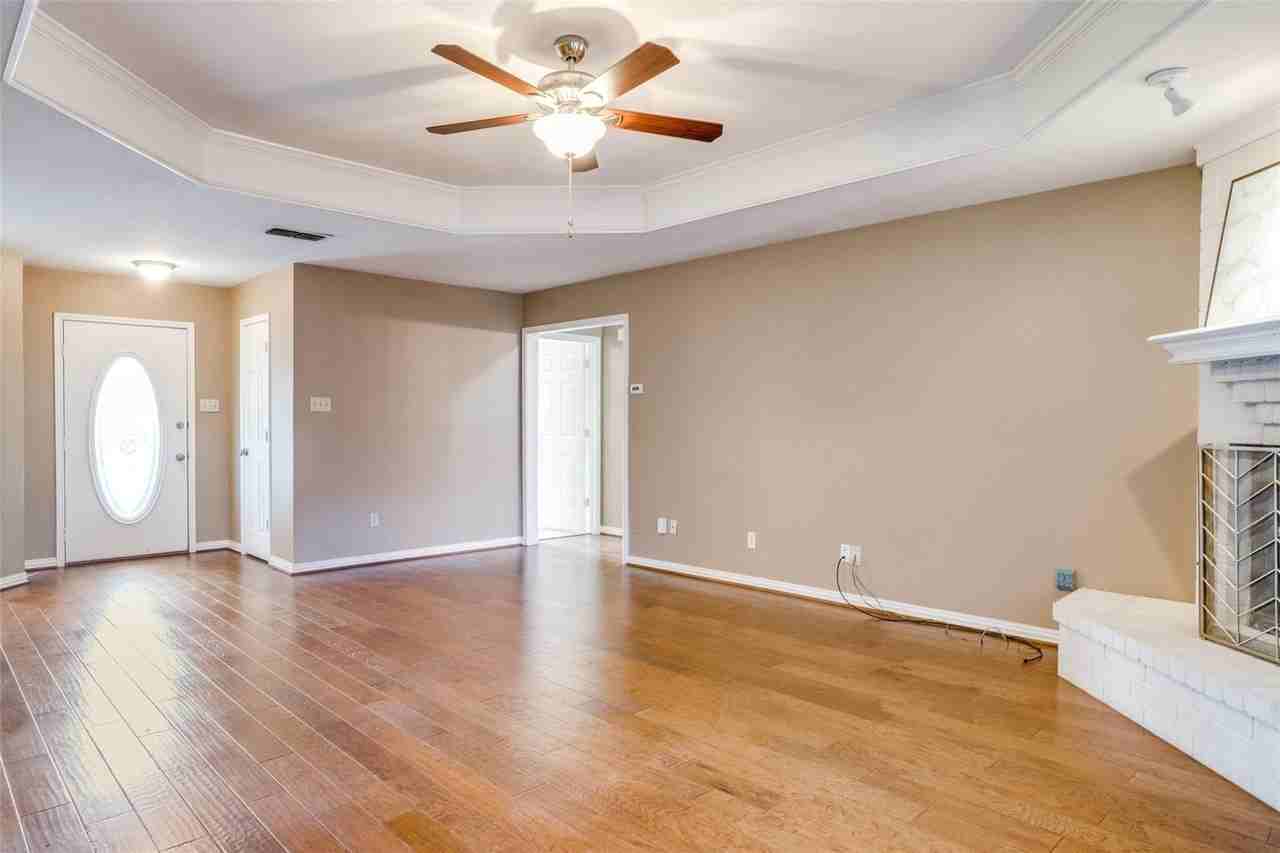 349 College St S - Photo 4 of 22