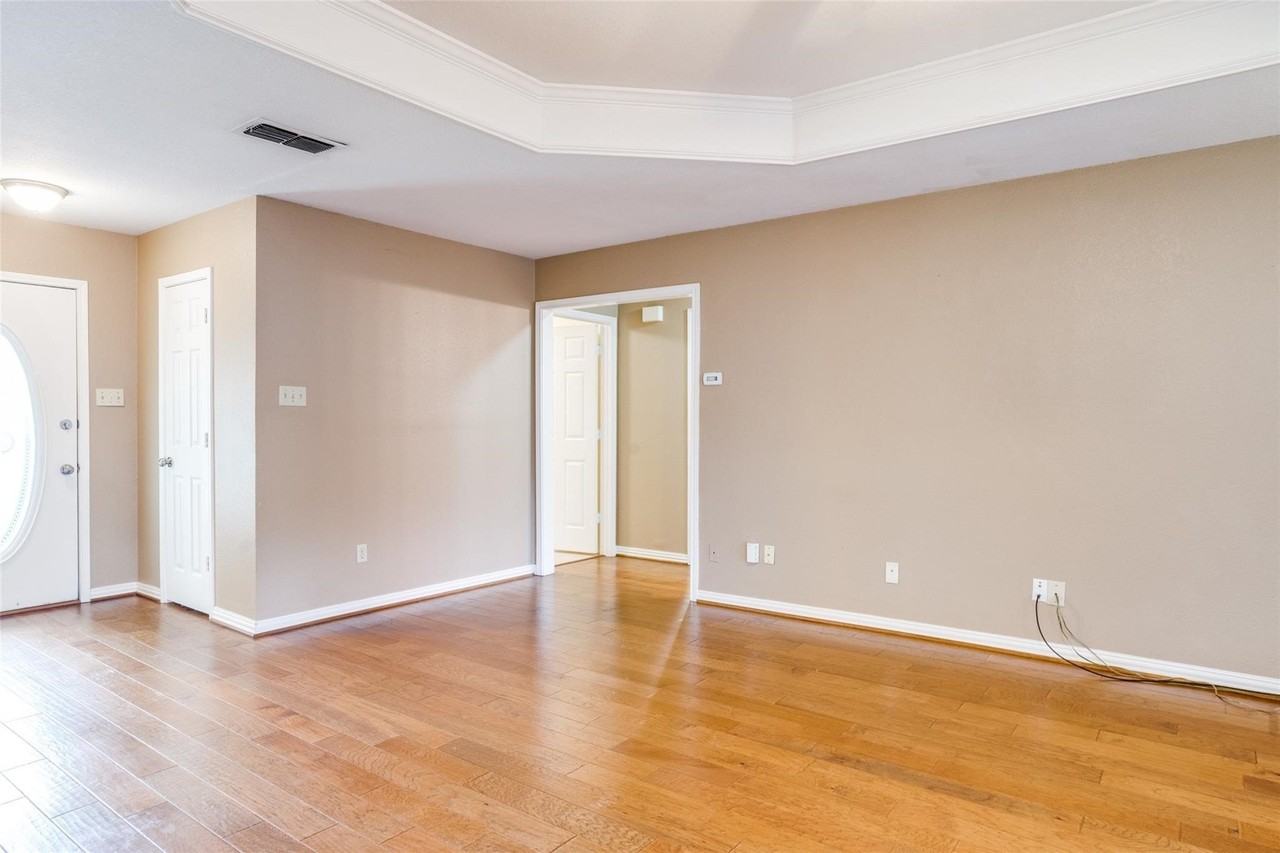 349 College St S - Photo 6 of 22