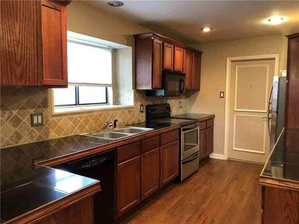 1004 Simon Dr - Photo 5 of 8