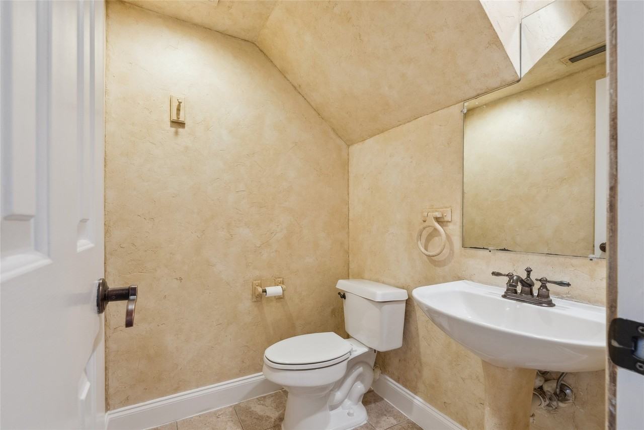 2304 Stoney Brook Ln - Photo 4 of 27