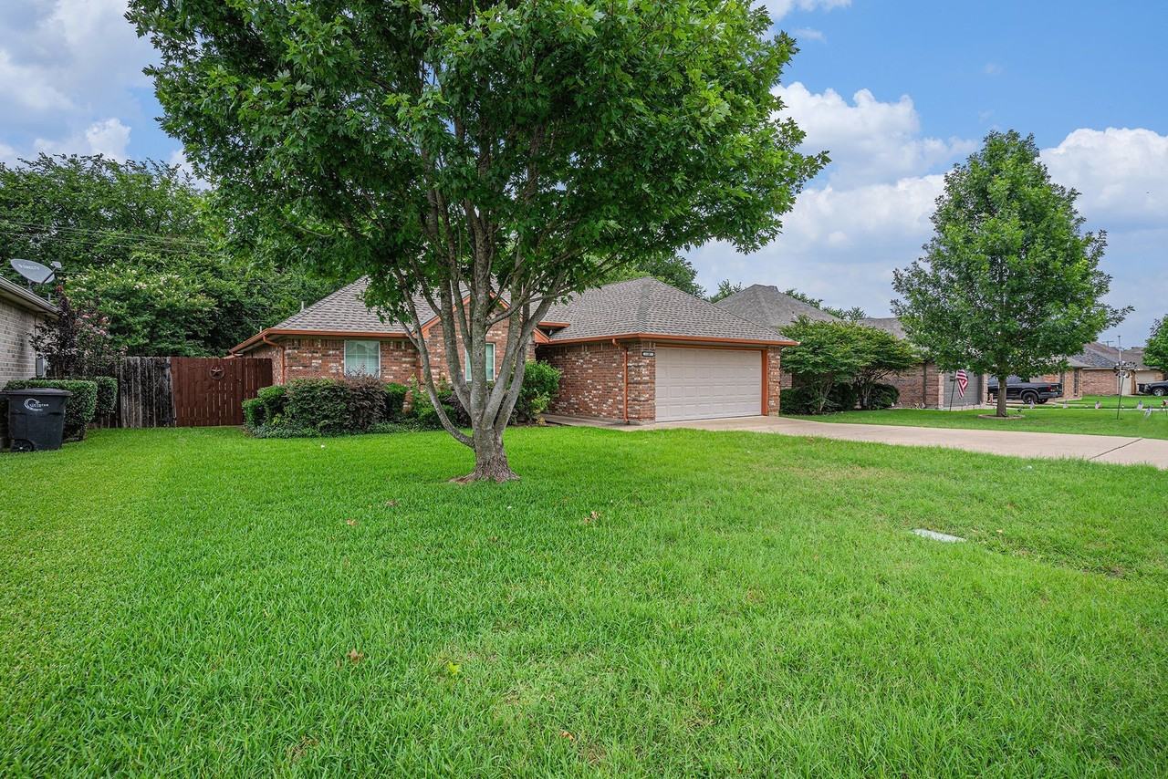 1307 Hyde Park Blvd - Photo 2 of 24