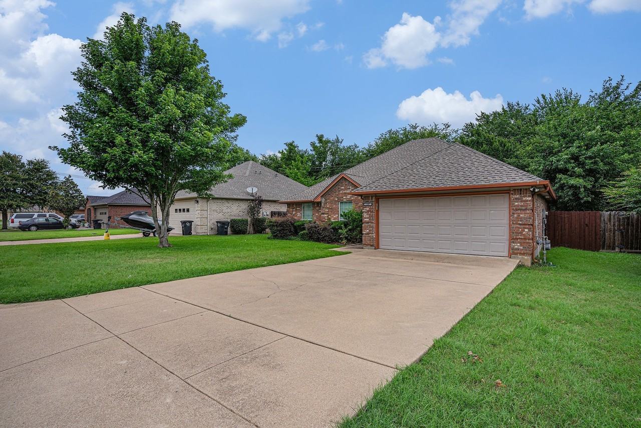 1307 Hyde Park Blvd - Photo 3 of 24