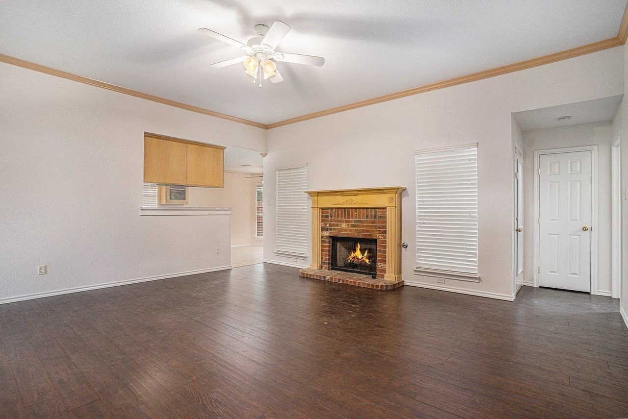 1307 Hyde Park Blvd - Photo 5 of 24