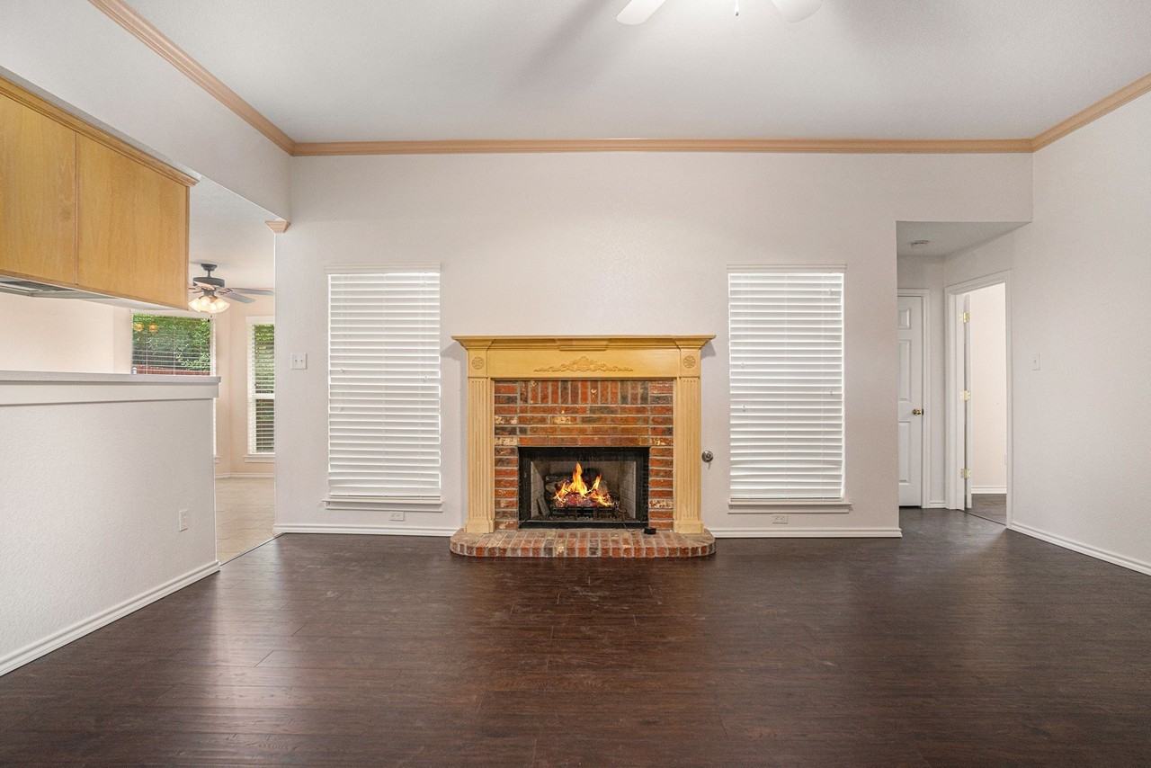 1307 Hyde Park Blvd - Photo 6 of 24
