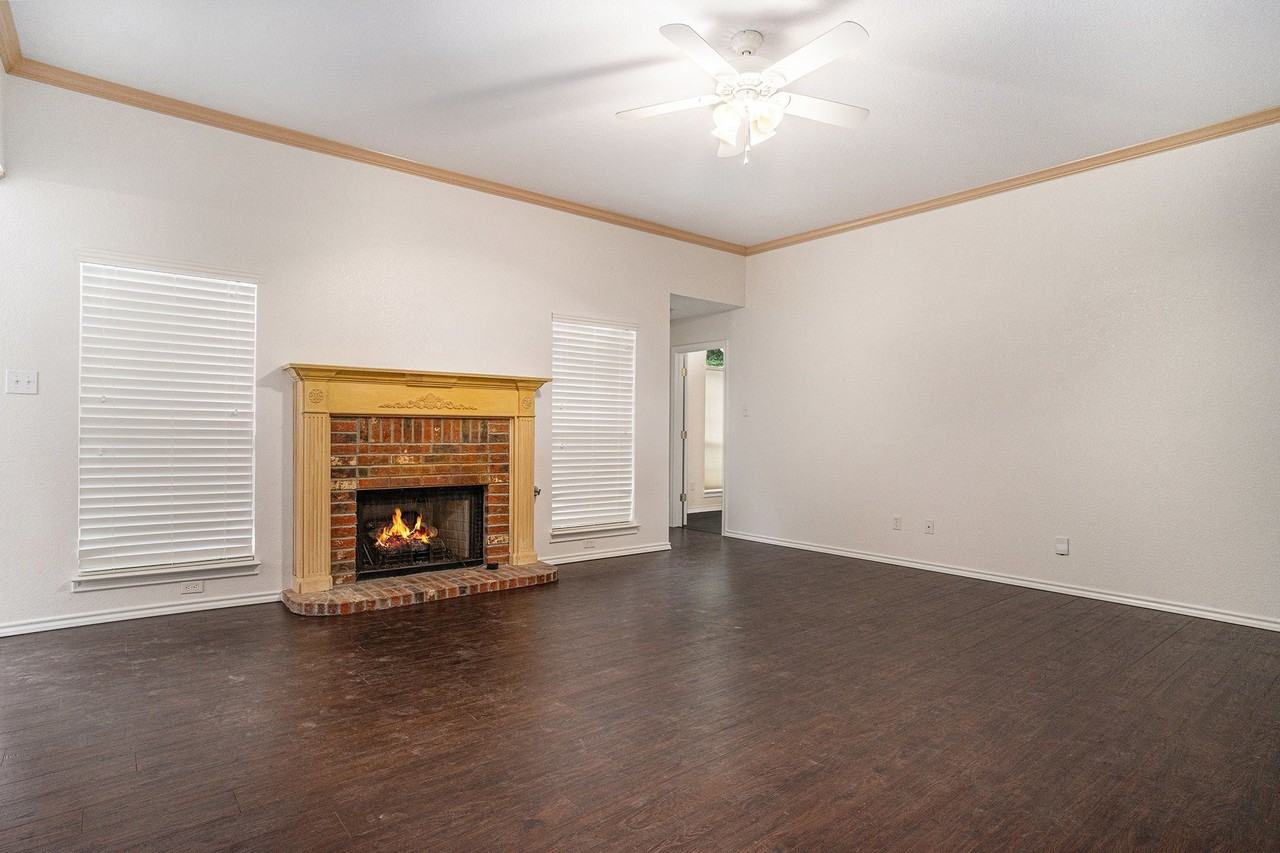 1307 Hyde Park Blvd - Photo 7 of 24