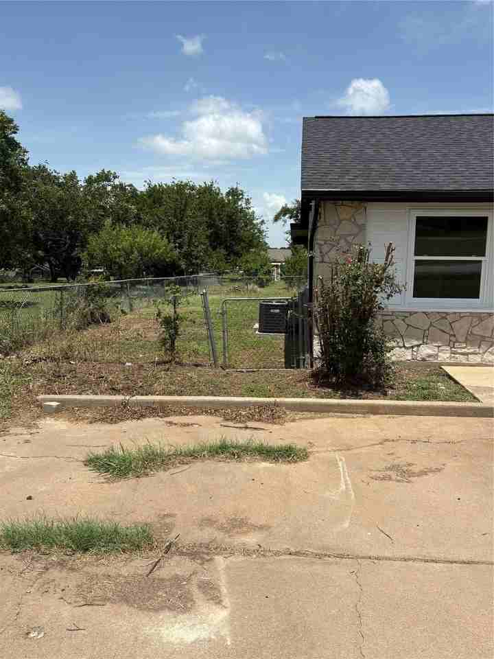 1317 Ross Ln - Photo 3 of 13