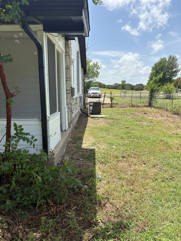 1317 Ross Ln - Photo 4 of 13