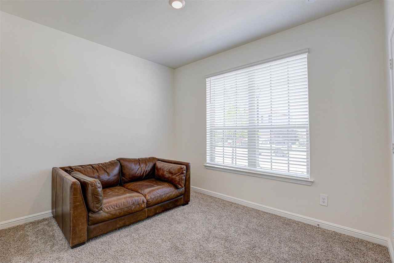 175 Bay Meadows Ln - Photo 4 of 25