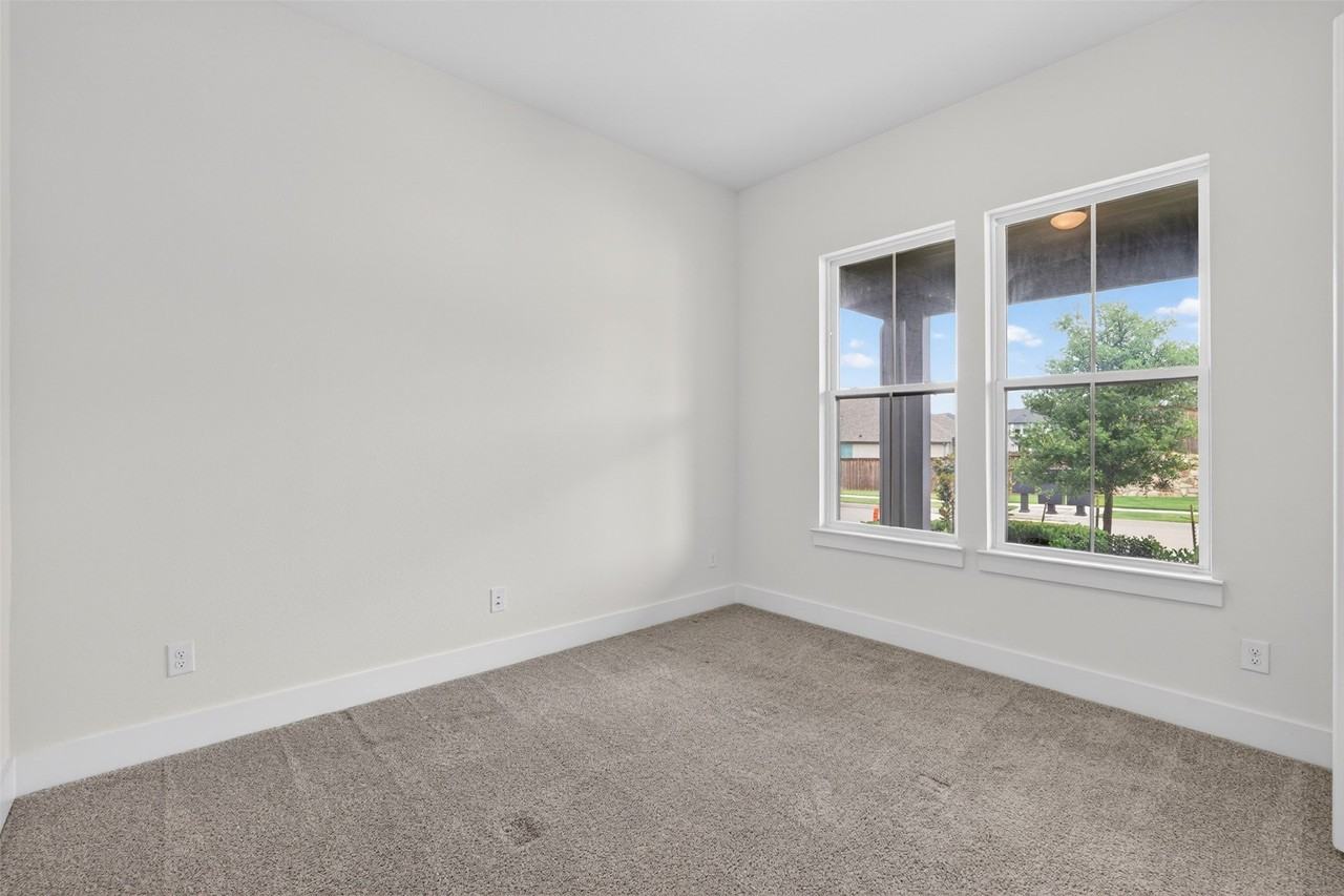 6009 Firefox Ln - Photo 4 of 40