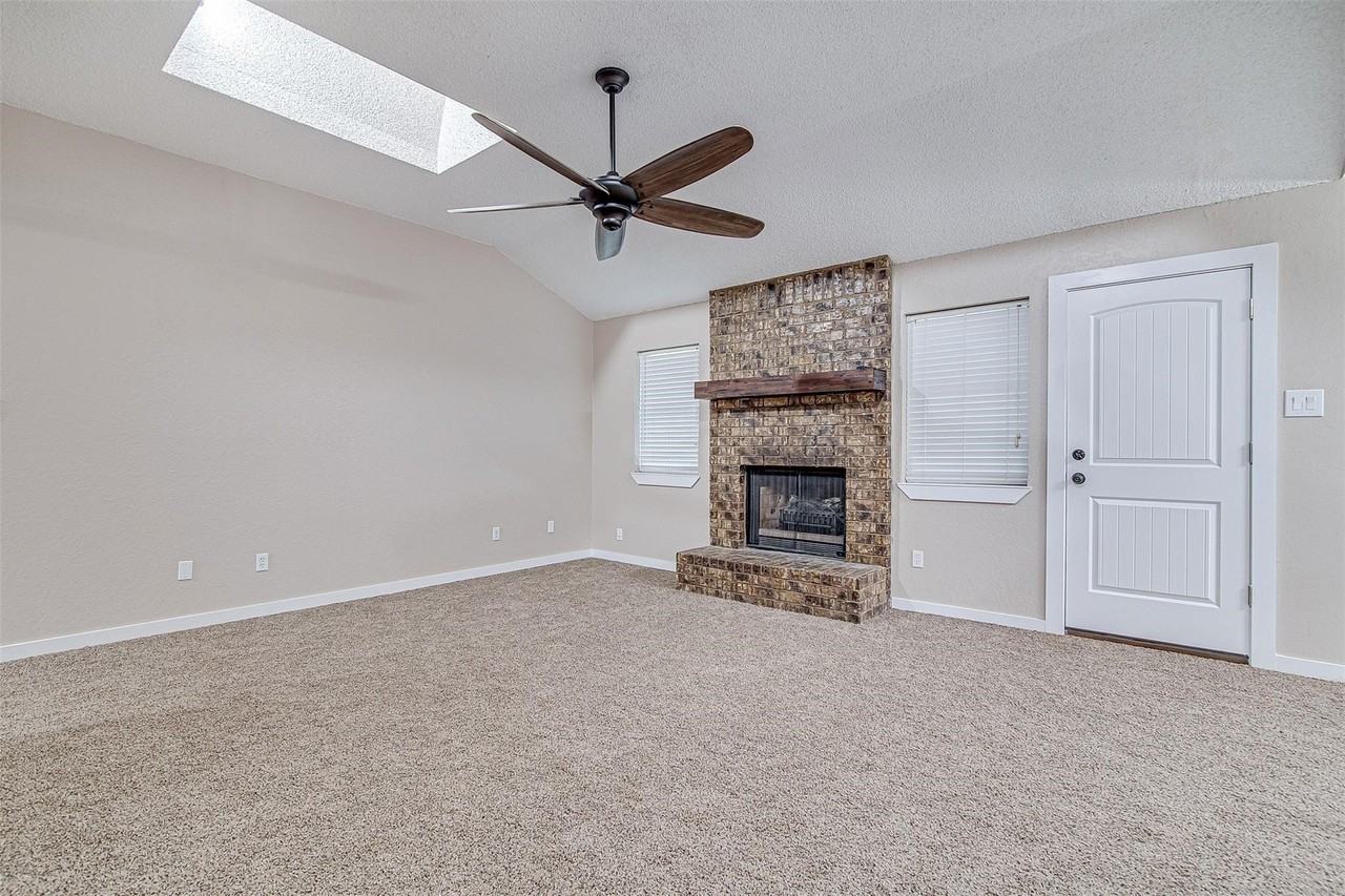 937 Springhill Dr - Photo 4 of 21
