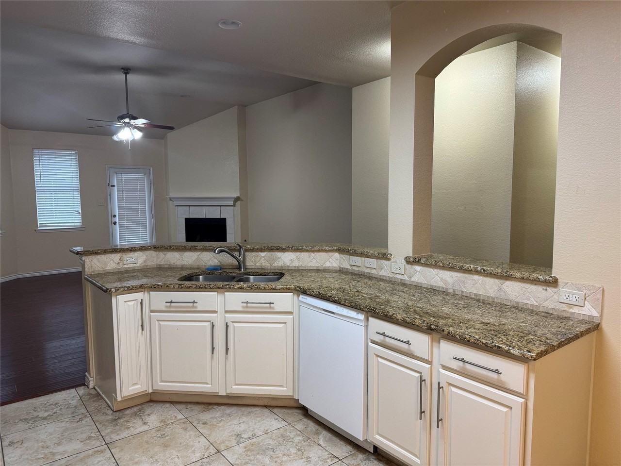 1730 Cresthill Dr - Photo 4 of 18