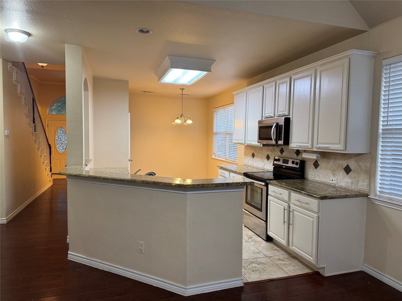 1730 Cresthill Dr - Photo 5 of 18