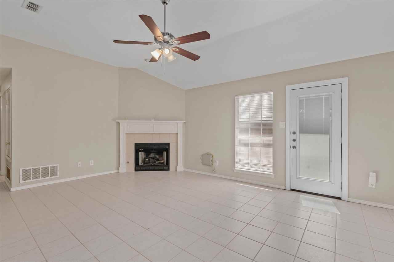 1918 Lee Dr - Photo 4 of 24