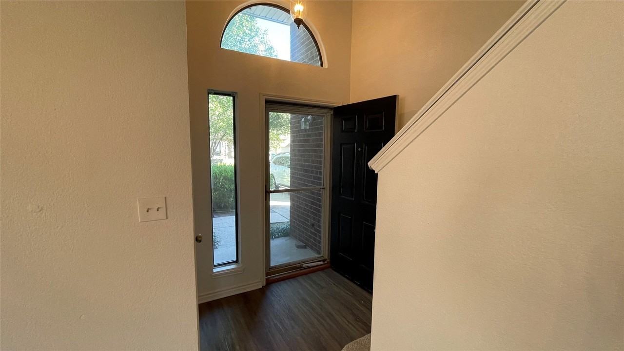923 Simon Dr - Photo 2 of 29