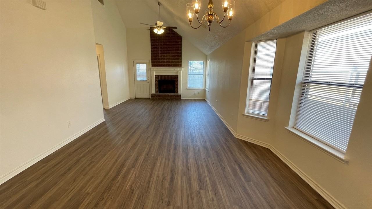 923 Simon Dr - Photo 4 of 29