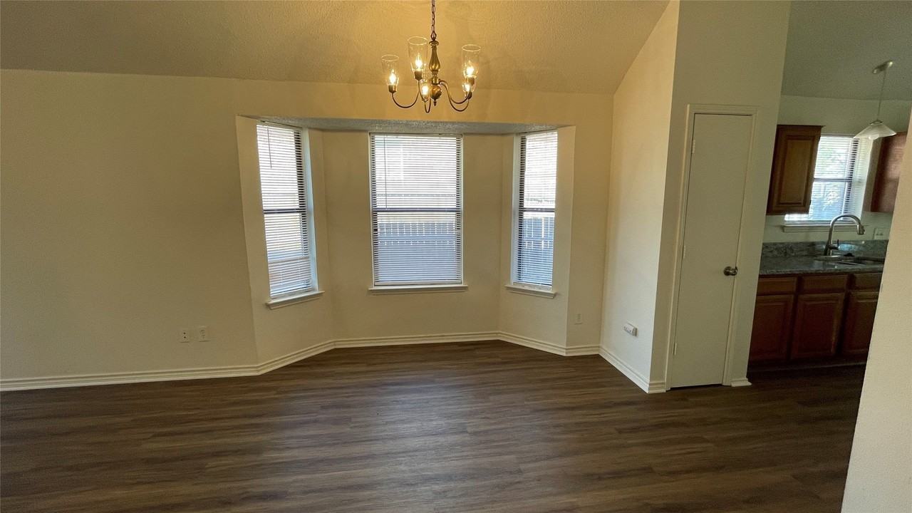 923 Simon Dr - Photo 5 of 29