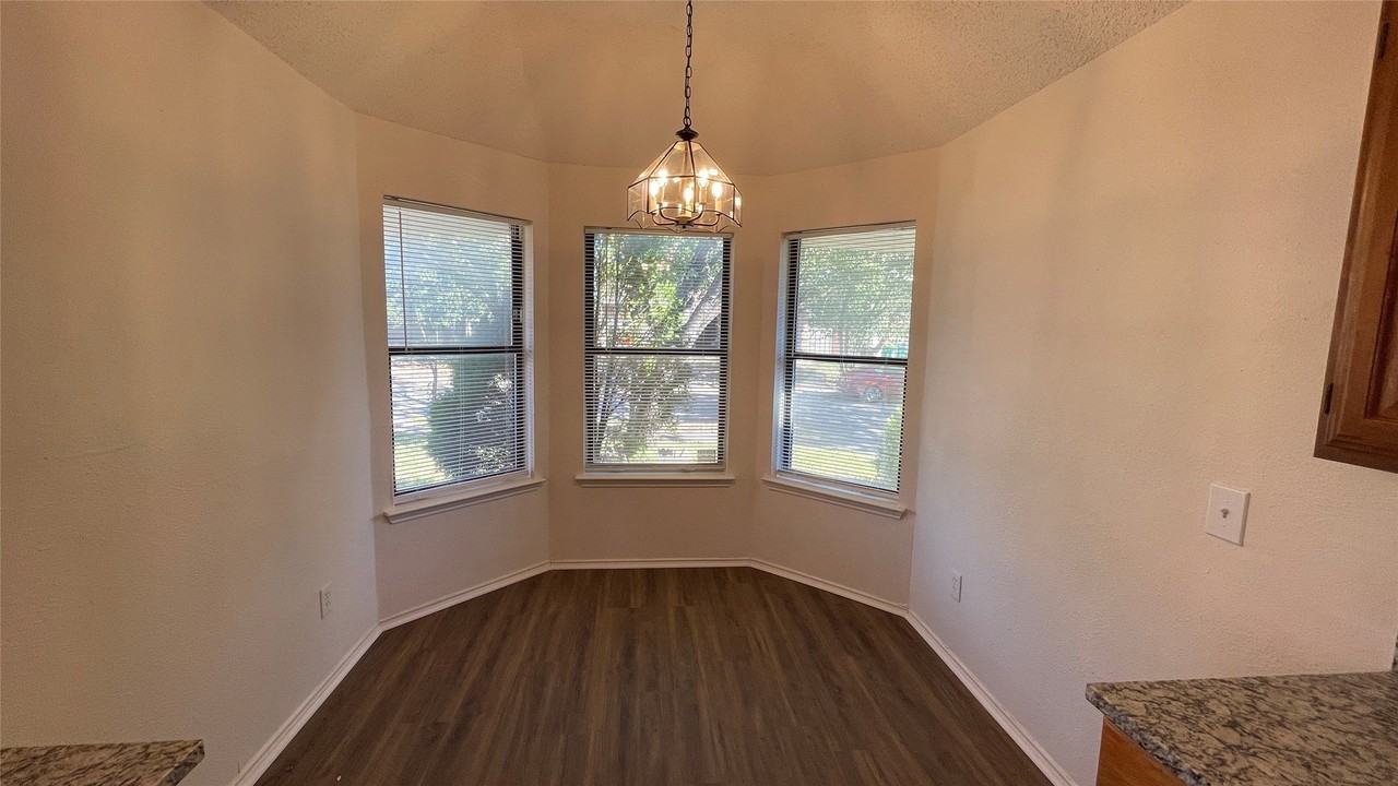 923 Simon Dr - Photo 6 of 29