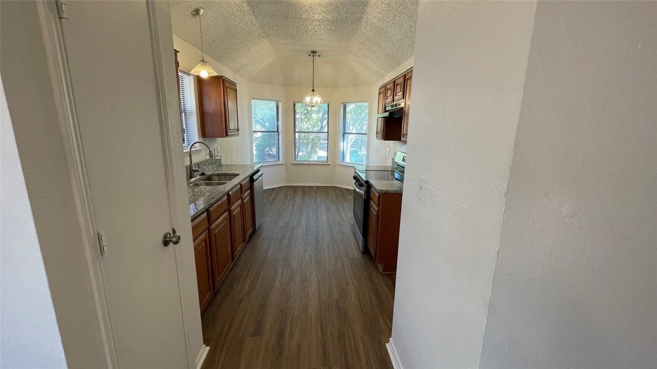923 Simon Dr - Photo 7 of 29